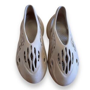 Yeezy Foam Runners in Tan